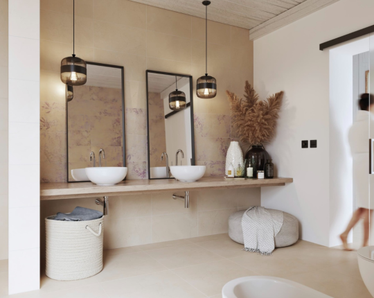 SIKO Obklad Rako Levante v koupelně s umyvadlem na desku a vysokým zrcadlem.