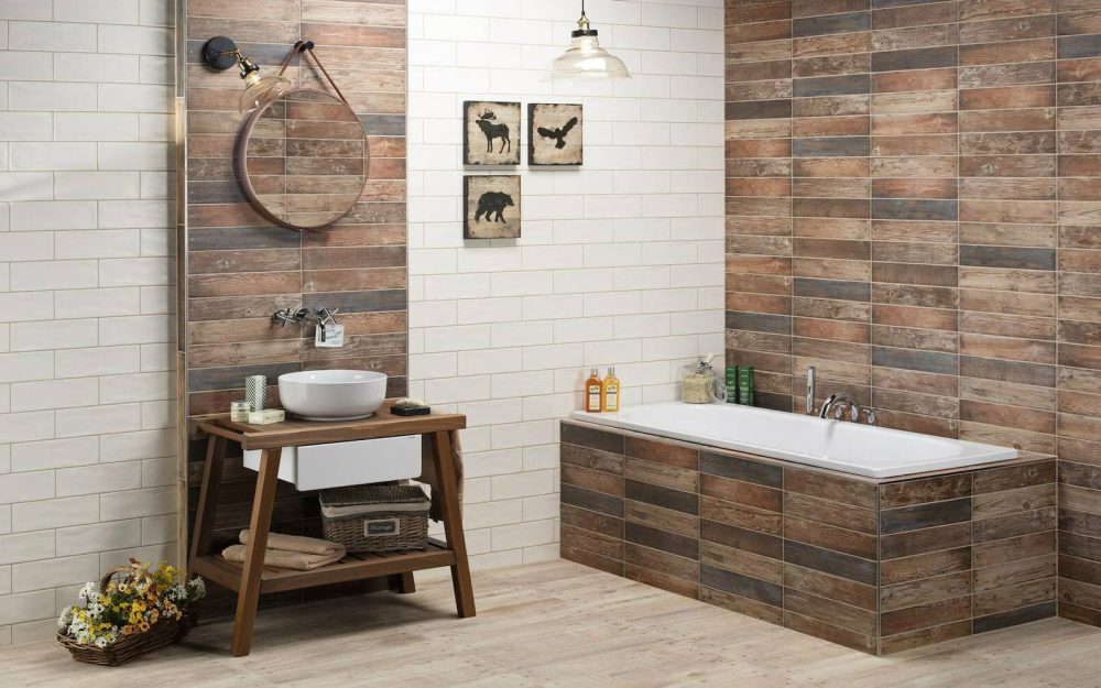 SIKO Chalupářská koupelna, béžové obklady, design kamene a cihly, dřevěná podlaha, obezděná vana, dřevěný rustikální nábytek, umyvadlo na desku