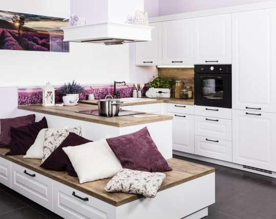 SIKO Rustikálna kuchyňa do U v štýle provence, biely povrch, romantické dekorácie, motív levandule, vstavané spotrebiče, sedenie v kuchyni