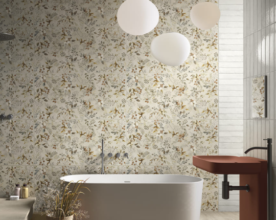 Jemné květinové vzory vytvoří trendy koupelnu s romantickým nádechem