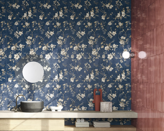 Květinový dekor na stěnách bude trendy v koupelnách 2023