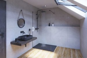Moderní podkrovní koupelna doplněná o sprchový systém v černém matném provedení.