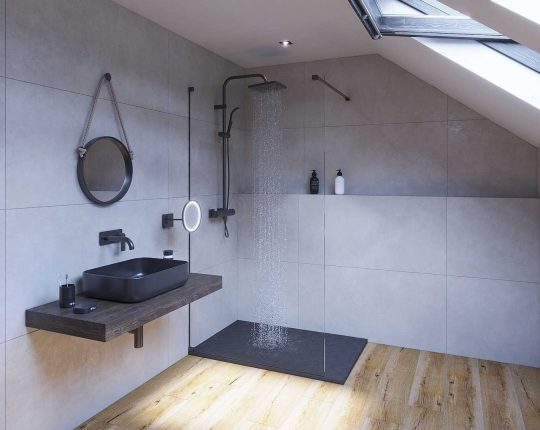 Moderní podkrovní koupelna doplněná o sprchový systém v černém matném provedení.