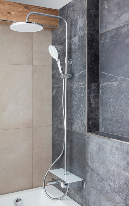 Sprchový systém SAT se skleněnou odkládací plochou a termostatickou baterií.