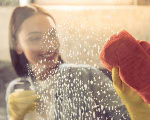 Účinné čistění oken i sprchového koutu