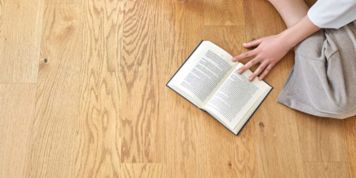 SIKO COVER Dřevěná podlaha příjemná a hřejivá na dotek zve k chůzi na boso a k posezení.