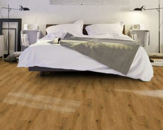 SIKO Drevená podlaha ideálna do spálne. Ladí s minimalistickými prvkami, bielymi obliečkami, prikrývkou aj jednoduchým nábytkom.