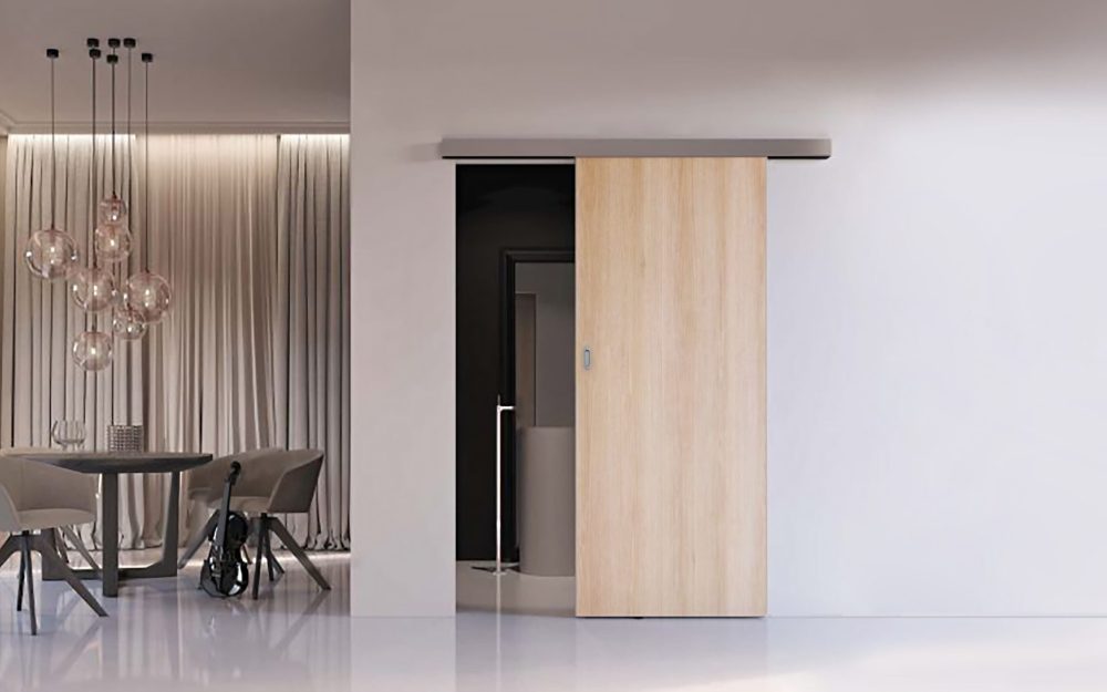 SIKO Dveře do koupelny v designu světlého dřeva posuvné po stěně.