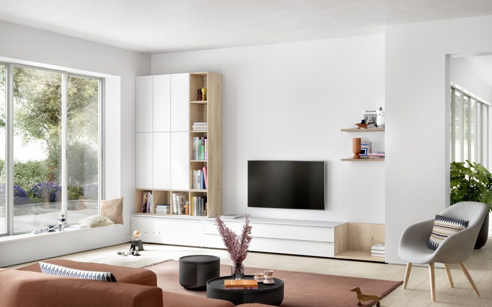 SIKO Luxusní bezúchytkový nábytek do obýváku v bílé barvě v kombinaci s dřevodekorem, doplněný o otevřené poličky.