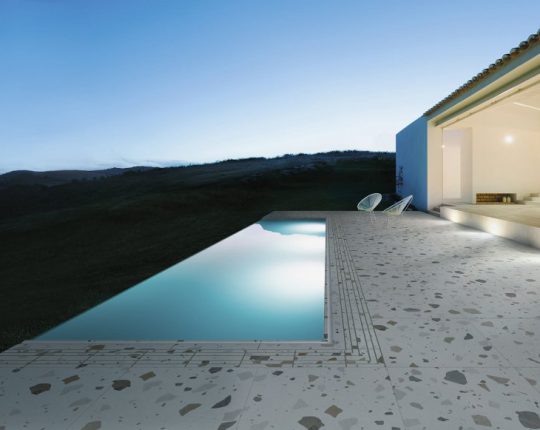 SIKO Moderná biela dlažba k bazénu v dizajne hrubozrnné terrazzo.