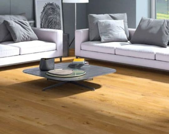 SIKO Obľúbené sú drevené podlahy do obývačky, hodia sa k bielym pohovkám aj sivej stene.
