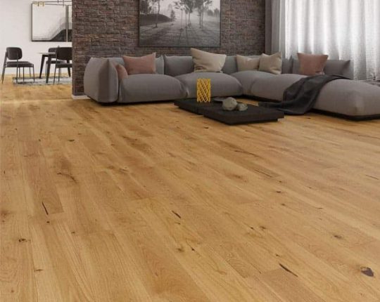 SIKO Pohodlná pohovka vo veľkej obývačke s drevenou podlahou s výrazným vzorom a hrčami.