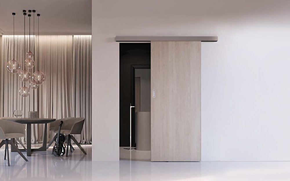 SIKO Posuvné dvere po stene s kovovou vodiacou lištou v minimalistickom interiéri oddeľujú obytnú časť a kúpeľňu.