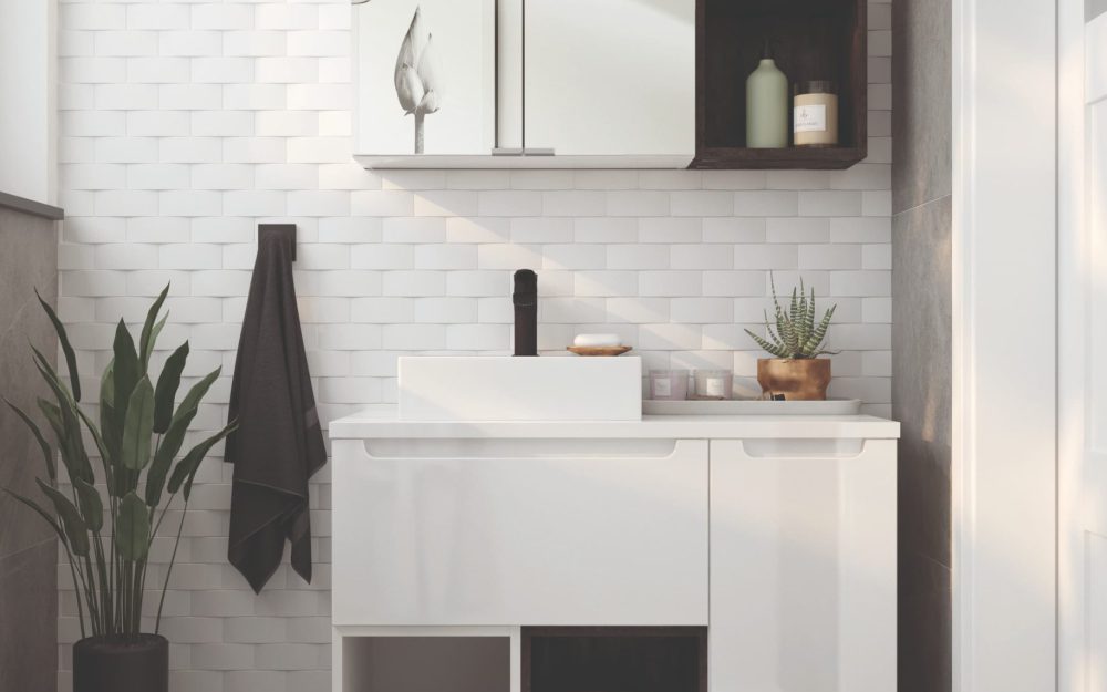 SIKO Biely minimalistický kúpeľňový nábytok s umývadlom na dosku a otvorenými policami v umývadlovej skrinke aj v zrkadlovej skrinke.