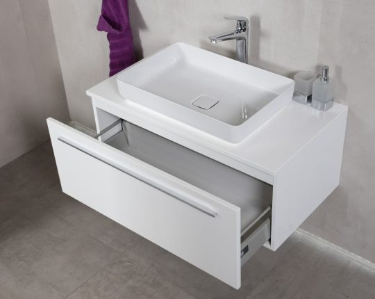 SIKO Biely nábytok na mieru do kúpeľne, biela umývadlová skrinka s priestrannou zásuvkou a obdĺžnikovým umývadlom na dosku.