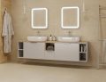 SIKO COVER Nábytok na mieru do veľkej modernej kúpeľne s umývadlami na dosku, otvorenými policami, zrkadlá s led osvetlením, sprchovací kút s osvetlenou nikou.
