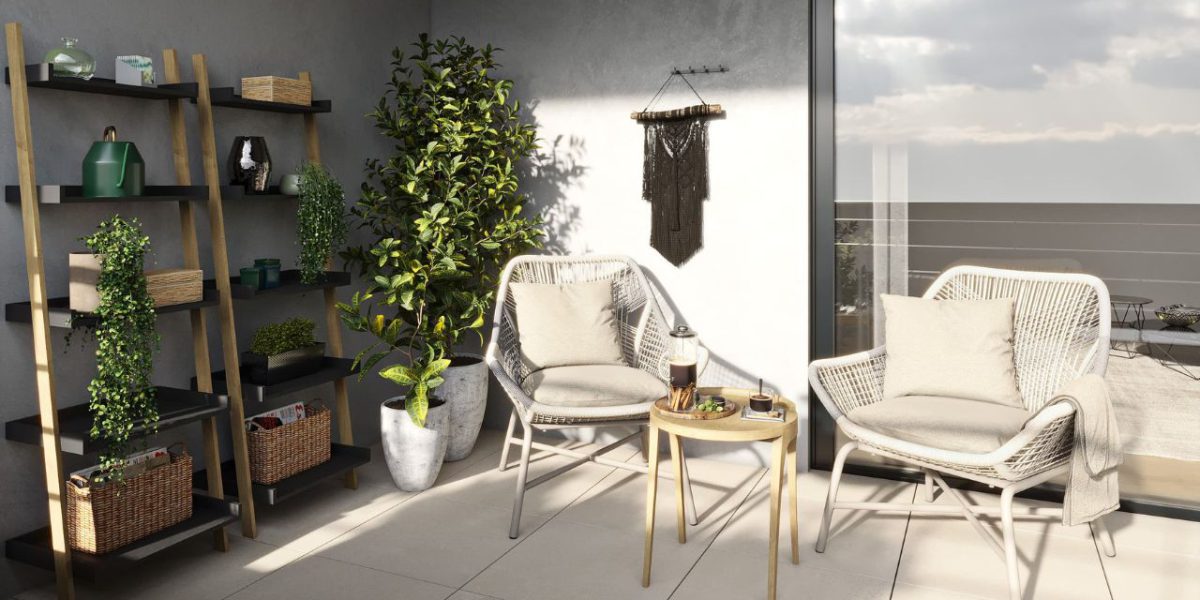 SIKO Cover balkon s květinami a bylinkami na terasovitém regálu, pohodlná křesla a dlažba ve světlém odstínu.