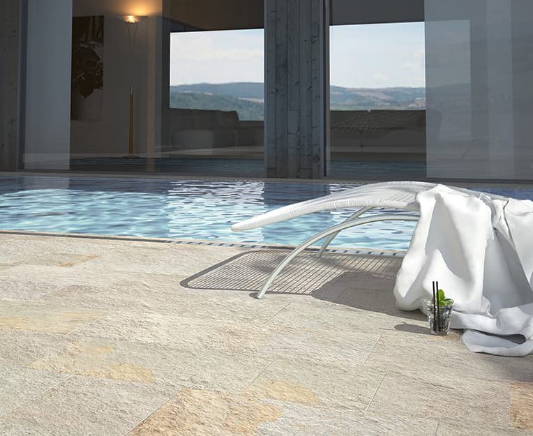 SIKO Detail na dlažbu k bazénu a na terasu v designu kamene, lehátko s ručníkem.