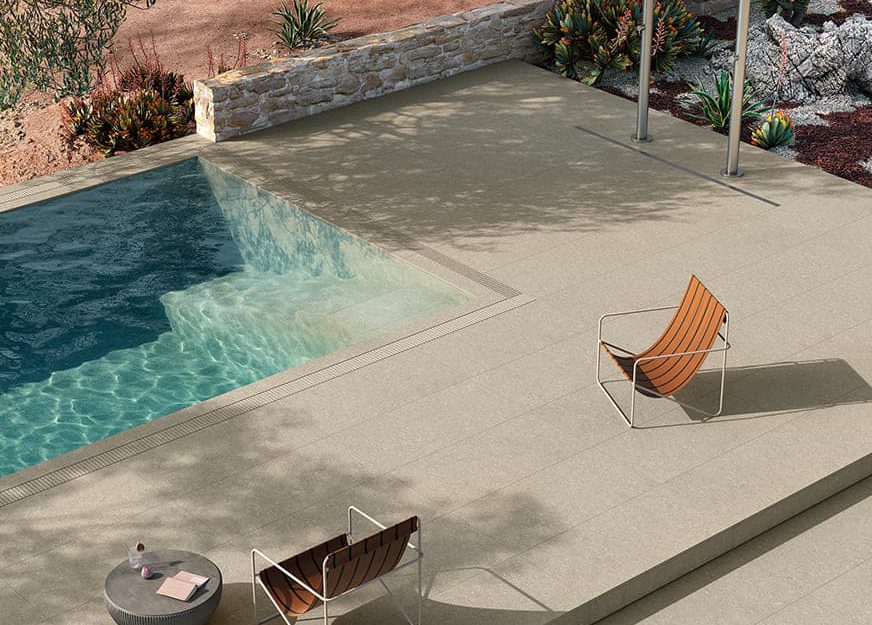 SIKO Moderný vzhľad bazéna a terasy vďaka vonkajšej dlažbe v pieskovej farbe, pohodlné stoličky na relax a odpočinok.