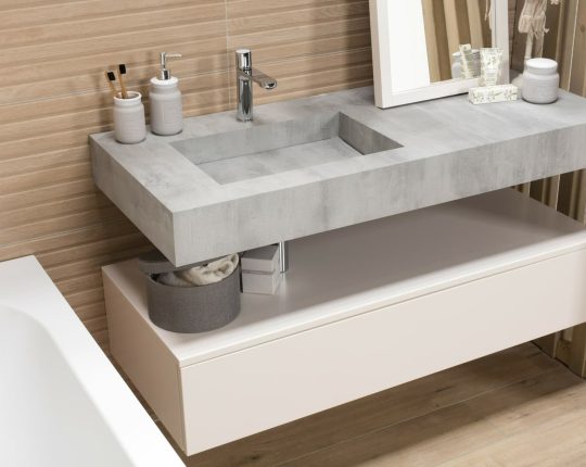 SIKO Nábytek na míru pro koupelnu s dřevěnými obkady, s vanou, zapuštěným umyvadlem.
