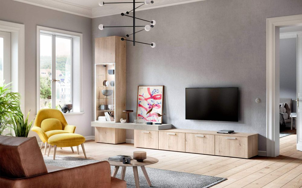 SIKO Nábytok do obývačky v nadčasovom drevodekore s otvorenými podsvietenými policami ladí so sivou stierkou a moderným kreslom.