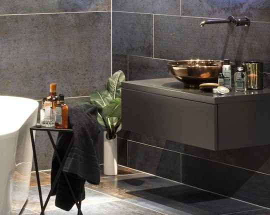 SIKO Nábytok na mieru v sivom matnom antracitovom prevedení s medeným umývadlom na dosku, voľne stojaca vaňa v metal kúpeľni.