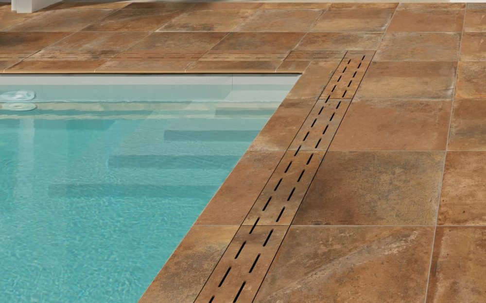 SIKO Venkovní dlažba v designu cotto, ideální k bazénu a na terasy, speciální tvar pro odtokové kanálky a hrany ladí ve stejné barvě.