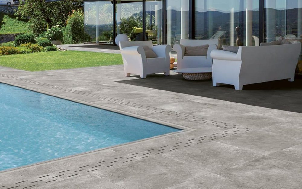 SIKO Vonkajšia 2cm dlažba v dizajne kameňa vhodná na položenie k bazénu, využíva aj lemy a tvarovky v rovnakom dizajne.