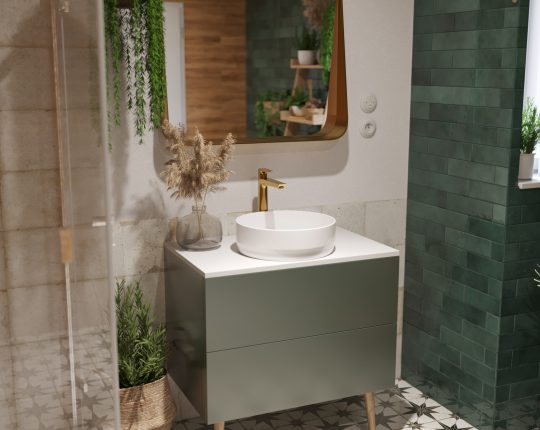 SIKO Zrcadlo v rámu s LED osvětlením a poličkou v moderní boho koupelně, zelenými obklady, dlažbou s orientálním vzorem a umyvadlovou skříňkou s umyvadlem na desku.