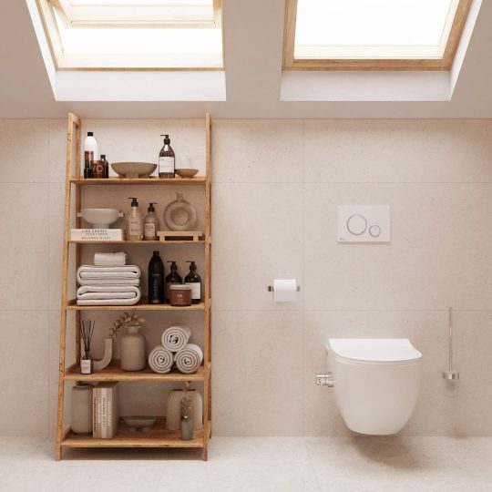 SIKO Béžová podkrovní koupelna, závěsné wc s podomítkovým modulem, dřevěný regál s dostatkem úložného prostoru.