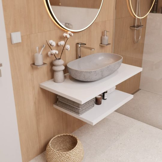 SIKO Kamenné svetlo sivé umývadlo na dosku, biela umývadlová doska, drevený obklad, béžová dlažba, dekorácia v minimalistickom štýle.