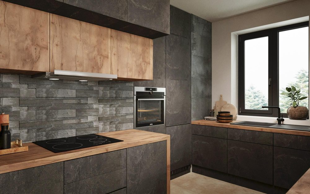 SIKO Kuchyně v přírodním stylu v kombinace kámen dřevo, kuchyňská linka pod oknem, černé baterie, kamenné obklady a dřevěná dlažba.