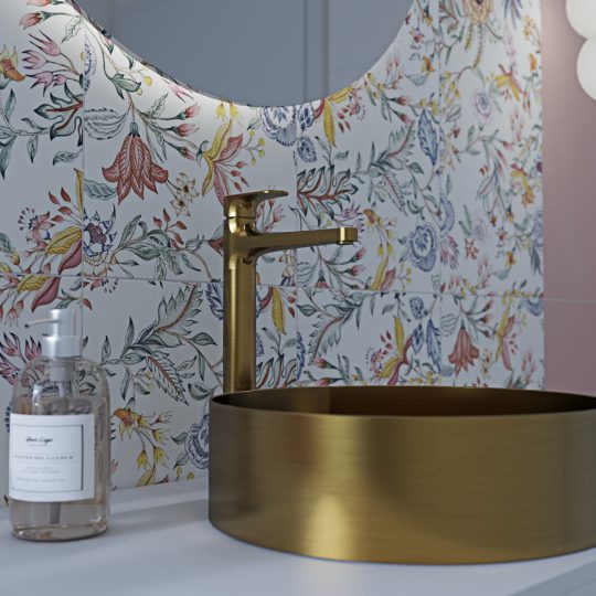 SIKO Medené brúsené umývadlo na dosku, medená stojanková batéria, obklad s kvetinovým dekorom, okrúhle podsvietené umývadlo do kúpeľne.