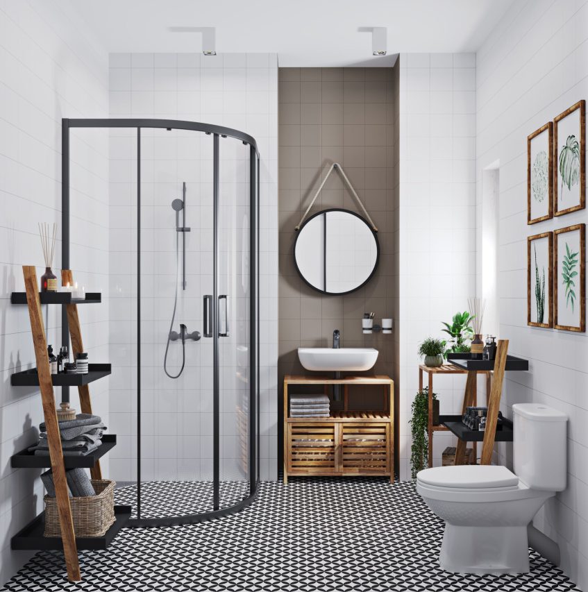 SIKO Moderná kúpeľňa s dreveným nábytkom s čiernymi policami, kombi WC, čierny sprchovací kút, biely obklad, čiernobiela dlažba.