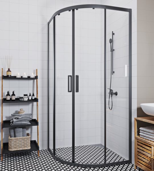 SIKO Štvrťkruhový sprchovací kút bez vaničky s tmavými profilmi posuvných dverí, drevený regál s čiernymi policami a čiernobiela dlažba.