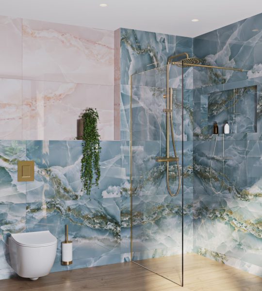 SIKO Veľká luxusná kúpeľňa s obkladom v dizajne modrého mramoru, drevená dlažba, walk-in sprchovací kút, zlaté profily a zlaté batérie.