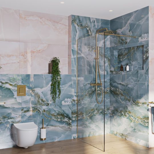 SIKO Velká luxusní koupelna s obkladem v designu modrého mramoru, dřevěná dlažba, walk-in sprchový kout, zlaté profily a zlaté baterie.