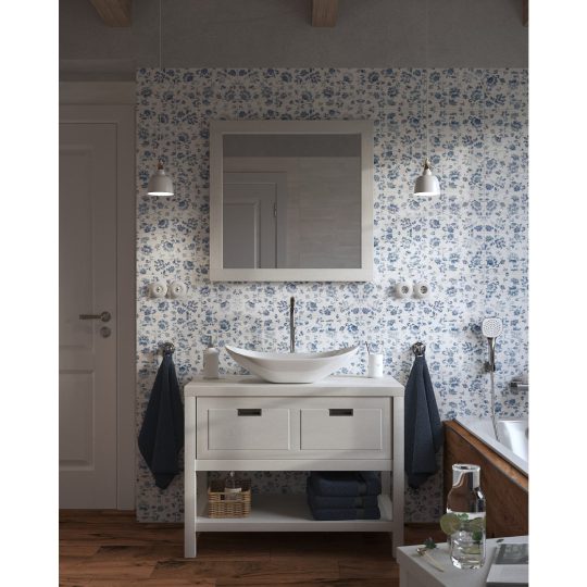 SIKO Rustikální koupelnový bílý nábytek, retro úchytky, retro obklad, koupelna na chatu a chalupu, umyvadlo na desku, zrcadlo v dřevěném rámu
