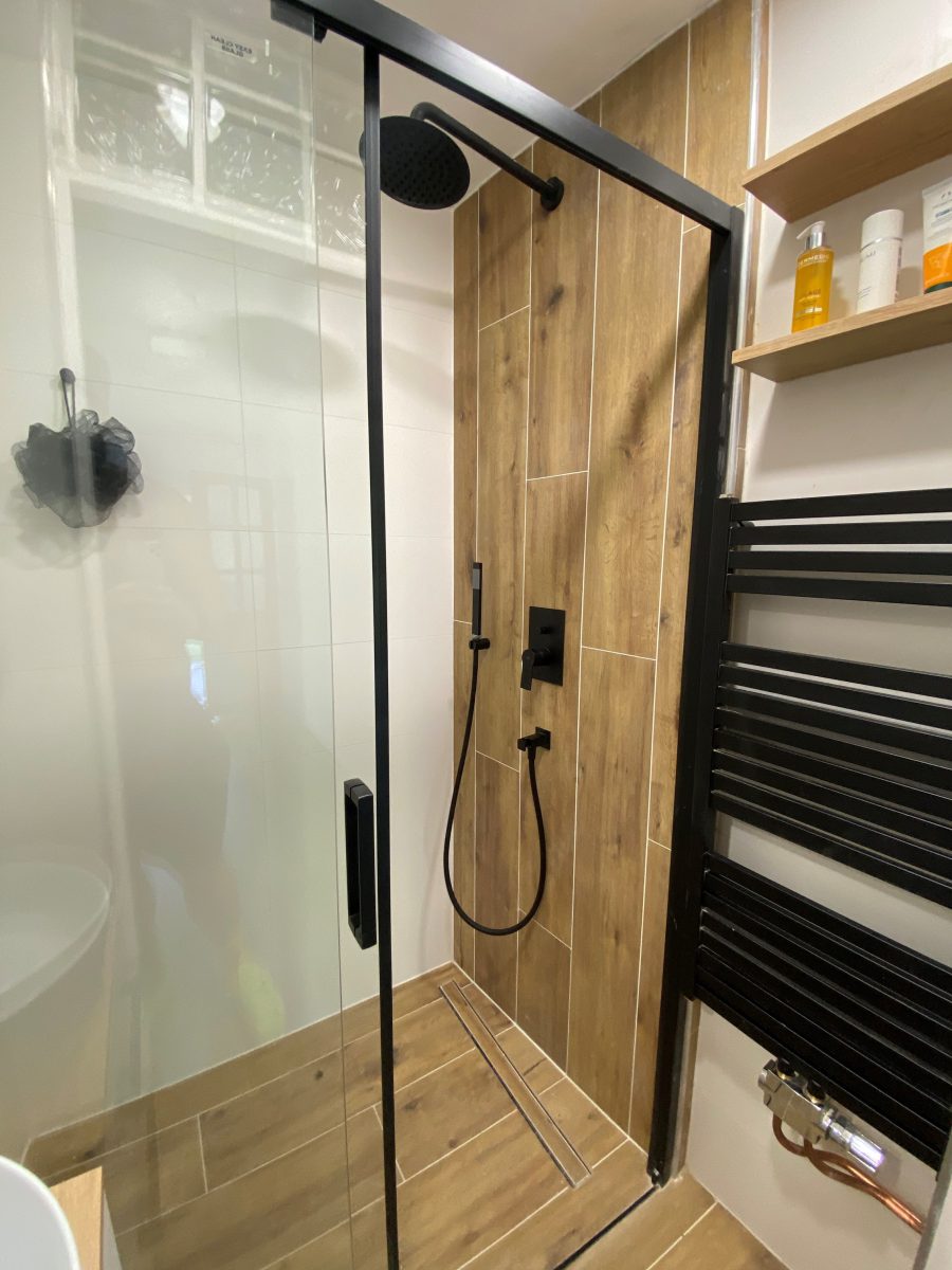 SIKO Požiadavkou do malej kúpeľne bol veľký sprchovací kút. Čierne profily, sprchová batéria aj vykurovací rebrík ladia s moderným štýlom kúpeľne