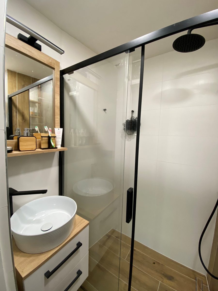 SIKO V malej kúpeľni nájdete všetko - kúpeľňový nábytok na mieru, priestranný sprchovací kút aj trendy farebné kombinácie čierna, drevo, biela.