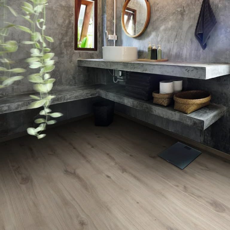 SIKO Voděodolná laminátová podlaha v moderní koupelně v kombinaci s kamenným designem na stěnách a desce pod umyvadlo.