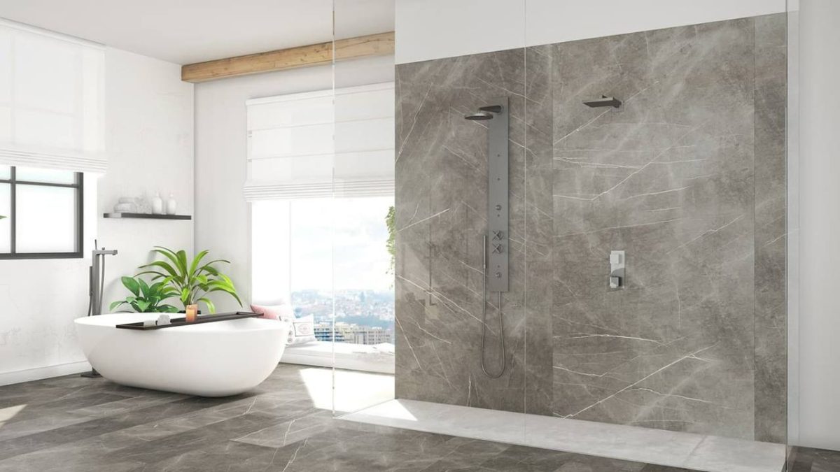 SIKO cover Obkladové panely v koupelně, voděodolná stěrka a velkoformátová dlažba pro moderní koupelnu se sprchovým koutem a volně stojící vanou.