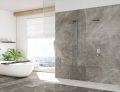 SIKO cover Obkladové panely v koupelně, voděodolná stěrka a velkoformátová dlažba pro moderní koupelnu se sprchovým koutem a volně stojící vanou.