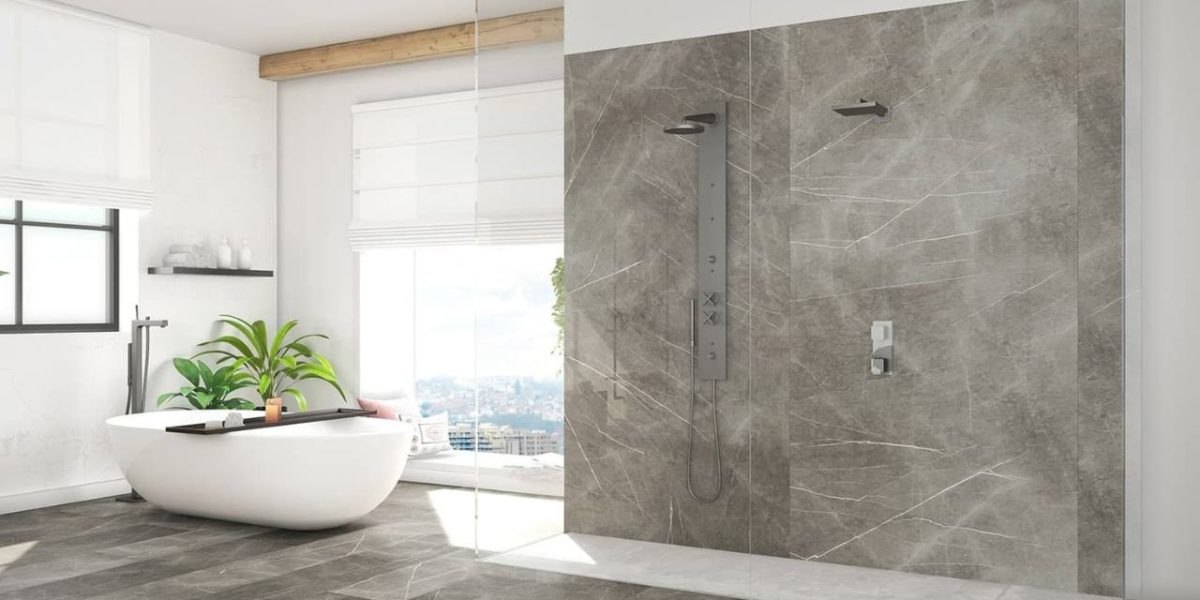SIKO cover Obkladové panely v kúpeľni, vodeodolná stierka a veľkoformátová dlažba pre modernú kúpeľňu so sprchovacím kútom a voľne stojacou vaňou.