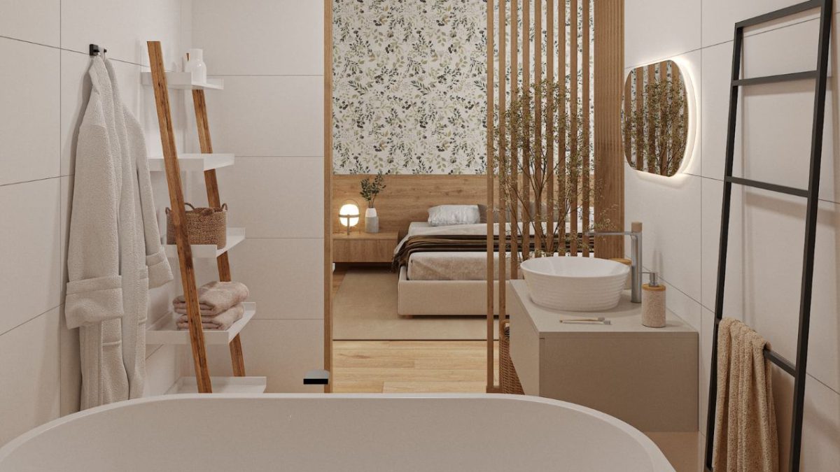 SIKO COVER Koupelna v ložnici, lamely v koupelně, volně stojící vana, regál v koupelně, dřevěná podlaha, obklady s květinovým tapetovým vzorem