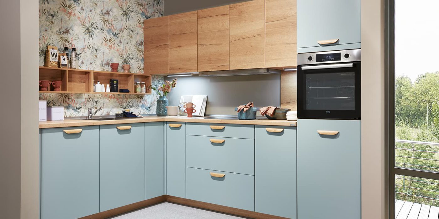 SIKO Matná kuchyňa drevodekor, modrá, kvetinový obklad, obkladový panel za kuchynskou linkou, drevená pracovná doska, kuchynské doplnky