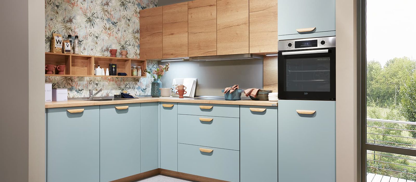 SIKO Matná kuchyně dřevodekor modrá, květinový obklad, obkladový panel za kuchyňskou linkou, dřevěná pracovní deska, kuchyňské doplňky
