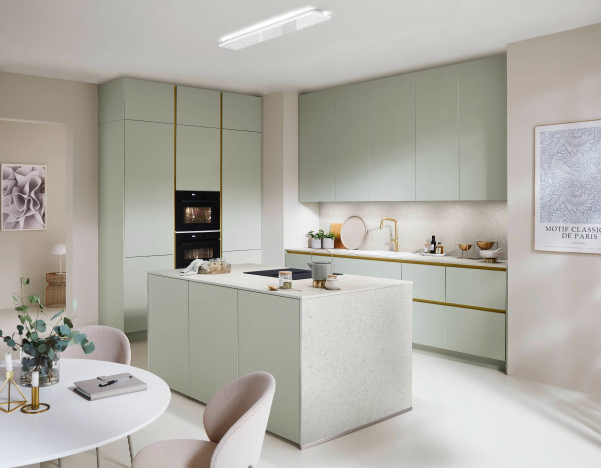 SIKO Nefritovo zelená kuchyňa v odtieni JADE so skrinkami až po strop, kuchynský ostrovček a svetlá podlaha v kuchyni.