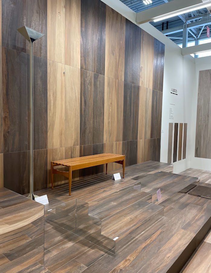 SIKO Trend moderní koupelna 2024 inspirace přírodními materiály, velkoformátová dlažba v designu dřeva v trendy tmavých tónech s výraznou kresbou