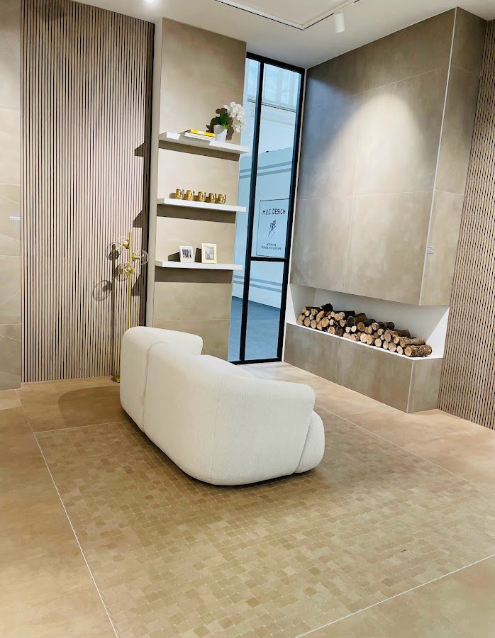 SIKO Trend moderní koupelna 2024, kámen, velkoformát, struktury, béžová a písková, zemité tóny napříč interiérem